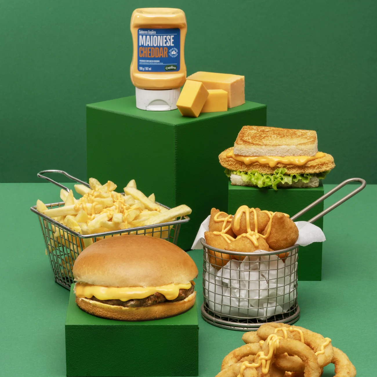 Maionese Cheddar Cepêra com hambúrguer, batata, nuggets e sanduíche