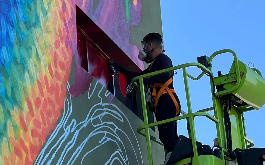 Nova fachada de fábrica da Cepêra reflete seu posicionamento com arte inspiradora