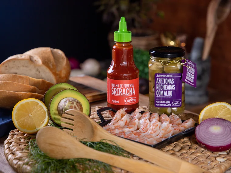 Brusqueta com Camarões Azeitona Recheada com Alho e Molho de Pimenta Sriracha