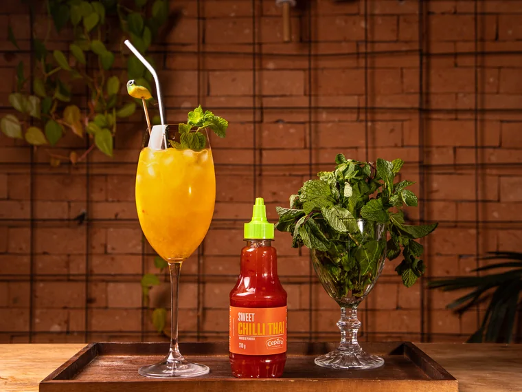 Caipirinha de Vodka com Manga e Molho de Pimenta Sweet Chilli Thai