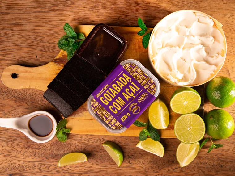 Mousse de Queijo com Goiabada com Açaí