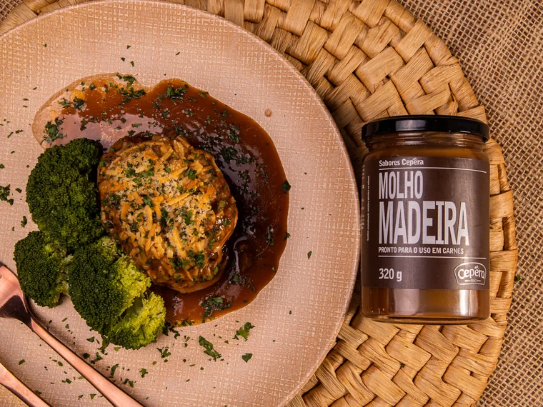Sobrecoxa com Crosta de Parmesão e Molho Madeira